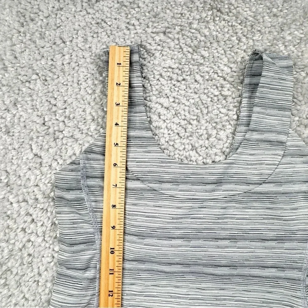 Lululemon Scoop Back Tank in Cyber Stripe White Silver Fox. Size 6